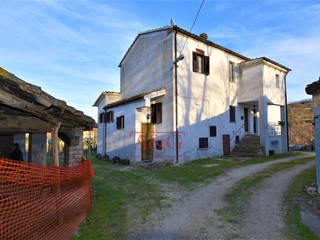 Casa Indipendente in Vendita a Sarnano, 110'000€, 417 m²