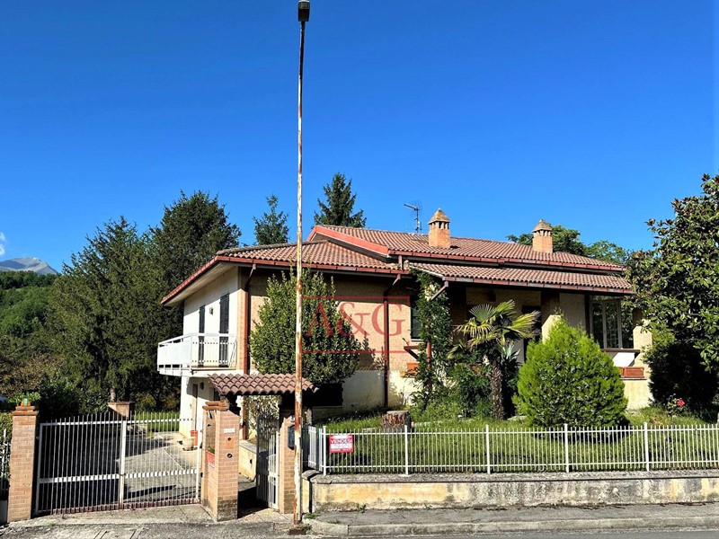 Villa in Vendita a Amandola, 320'000€, 400 m²