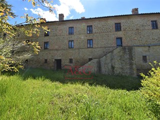 Rustico in Vendita a Gualdo, 700'000€, 705 m²