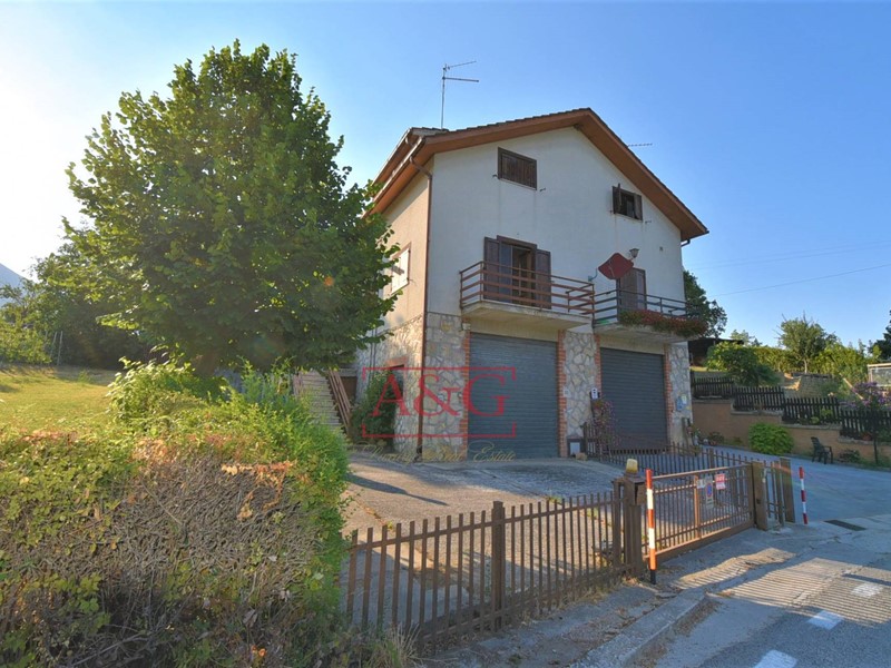 Appartamento in Vendita a Montemonaco, 55'000€, 90 m²
