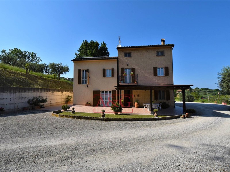 Rustico in Vendita a Montappone, 350'000€, 280 m²