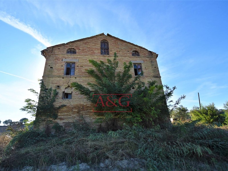 Rustico in Vendita a Mogliano, 90'000&euro;, 450 m²