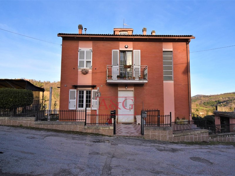 Casa Indipendente in Vendita a Sarnano, 160'000€, 320 m²
