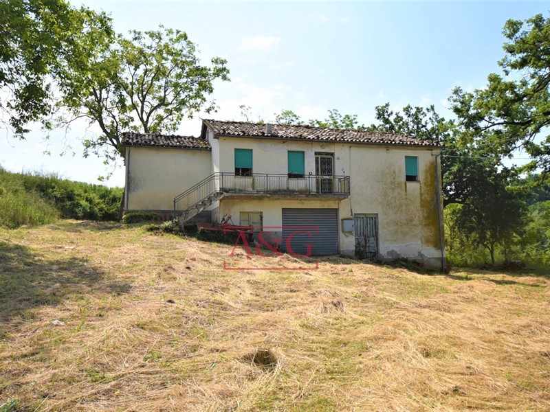 Rustico in Vendita a Camporotondo di Fiastrone, 89'000&euro;, 210 m²