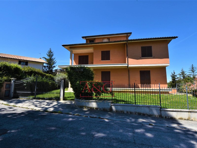 Villa in Vendita a Falerone, 250'000€, 520 m²