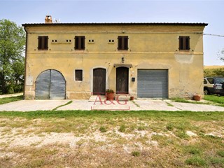 Rustico in Vendita a Torre San Patrizio, 130'000€, 260 m²
