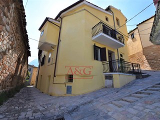 Casa Indipendente in Vendita a Montefortino, 45'000€, 90 m²