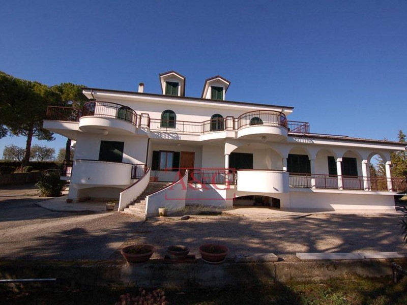 Villa in Vendita a Fermo, 590'000€, 680 m²