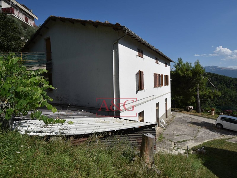 Rustico in Vendita a Ascoli Piceno, 250'000€, 400 m²