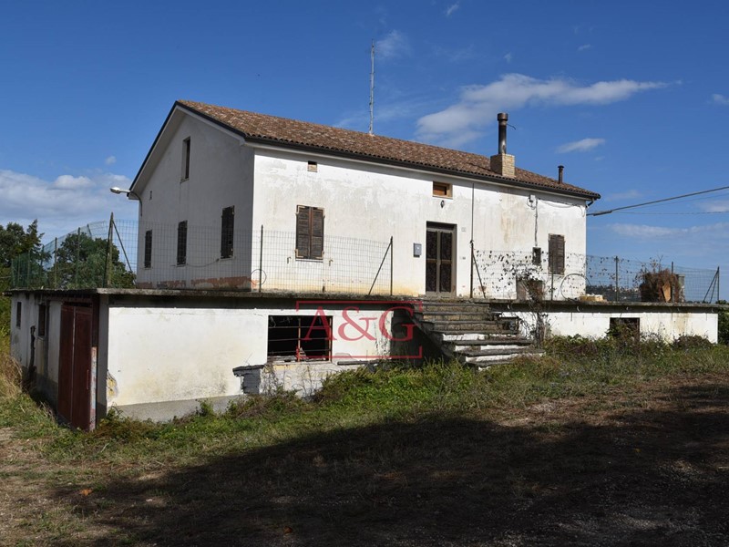 Rustico in Vendita a Smerillo, 150'000€, 526 m²