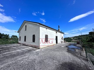 Rustico in Vendita a Smerillo, 150'000€, 526 m²