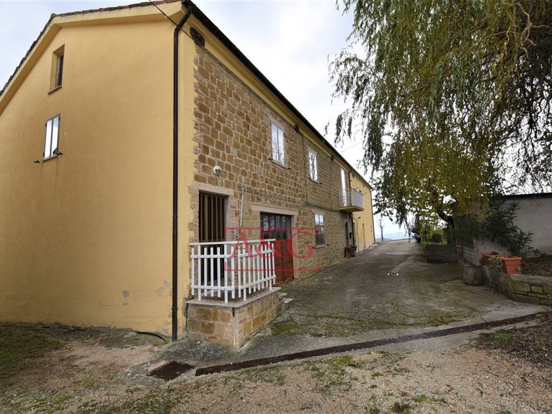 Casa Indipendente in Vendita a Gualdo, 115'000€, 420 m²