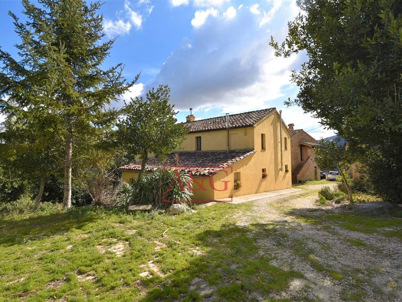 Rustico in Vendita a Sarnano, 280'000€, 800 m²