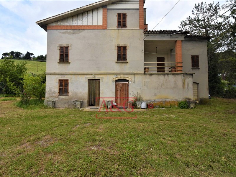 Casa Indipendente in Vendita a Penna San Giovanni, 210'000&euro;, 600 m²