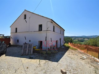 Casa Indipendente in Vendita a Belmonte Piceno, 80'000€, 210 m²