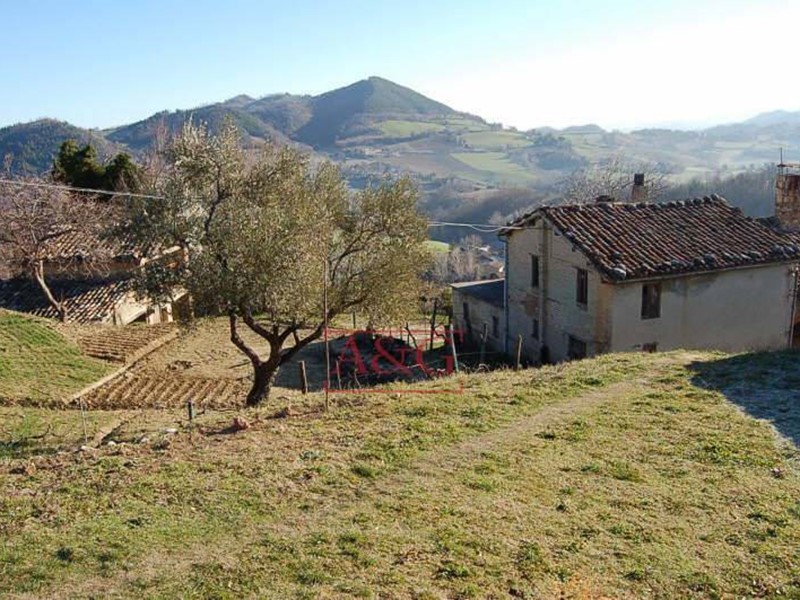 Rustico in Vendita a Amandola, 180'000€, 530 m²