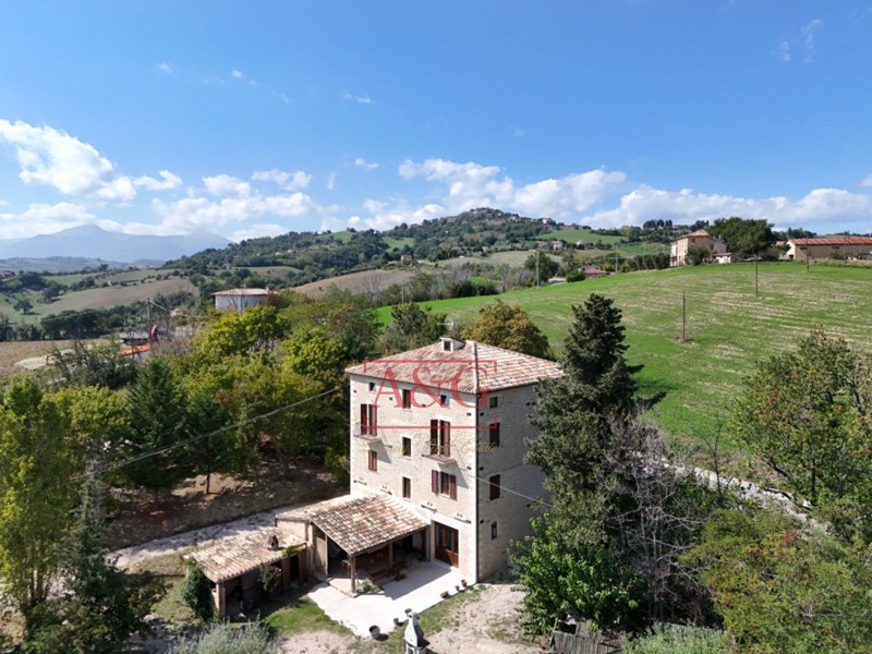 Rustico in Vendita a Penna San Giovanni, 300'000&euro;, 430 m²