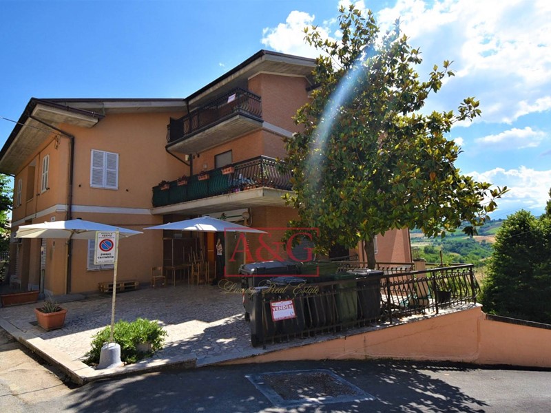 Appartamento in Vendita a Monsampietro Morico, 75'000€, 200 m²