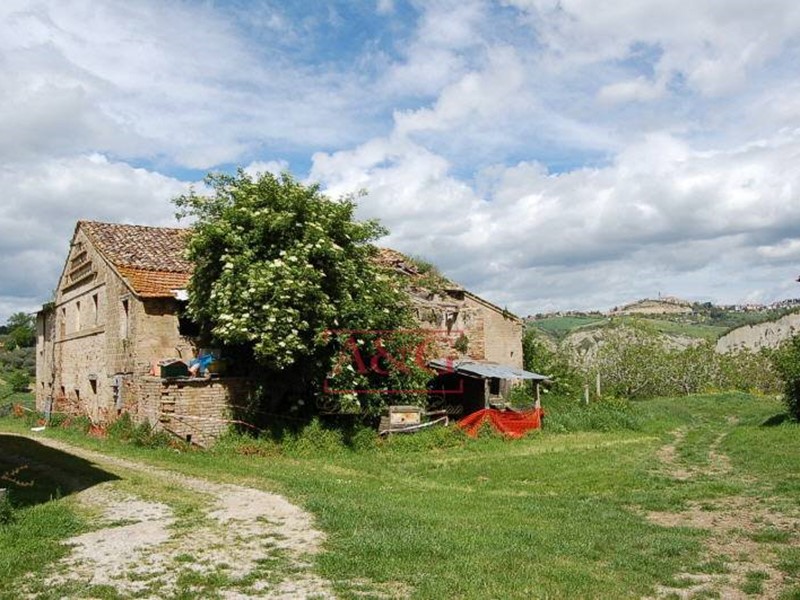 Rustico in Vendita a Castignano, 270'000€, 800 m²