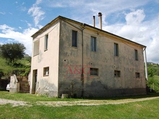 Rustico in Vendita a Castignano, 270'000€, 800 m²