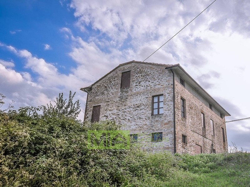 Rustico in Vendita a Montelparo, 120'000€, 400 m², con Box