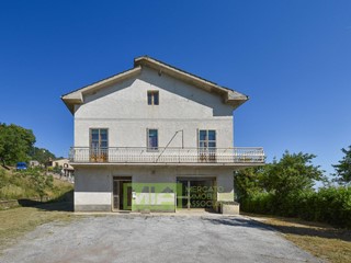 Rustico in Vendita a Montefalcone Appennino, 155'000€, 450 m²