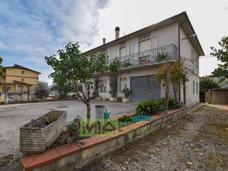Casa Indipendente in Vendita a Santa Vittoria in Matenano, 190'000€, 240 m²