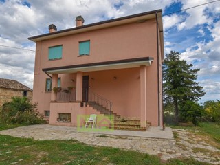 Villa in Vendita a Santa Vittoria in Matenano, 425 m²