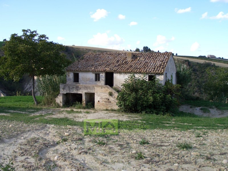 Rustico in Vendita a Monterubbiano, 98'000€, 240 m²