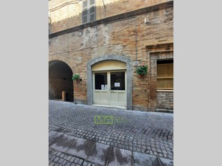 Immobile commerciale in Affitto a Carassai, 330€, 32 m²