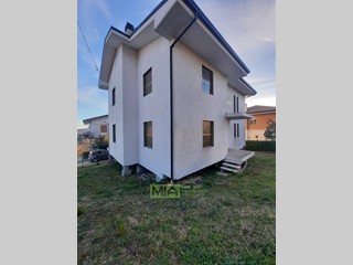 Casa Indipendente in Vendita a Montefiore dell'Aso, 160'000€, 240 m²