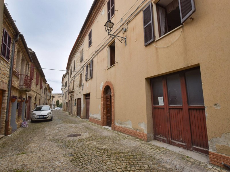 Appartamento in Vendita a Montelparo, 100'000&euro;, 560 m²