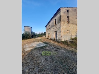 Rustico in Vendita a Montefiore dell'Aso, 160'000€, 519 m²