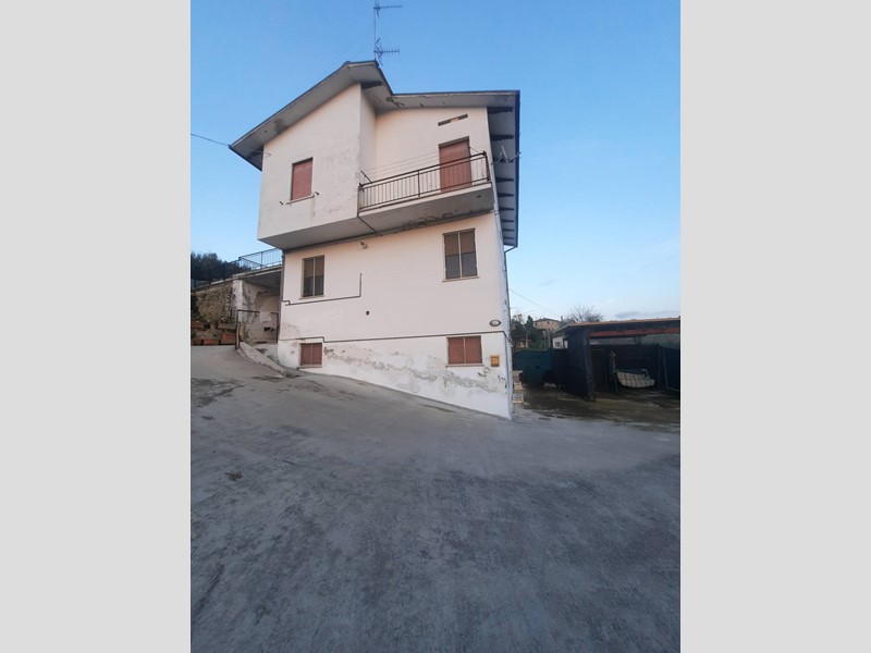Quadrilocale in Vendita a Monsampietro Morico, 55'000&euro;, 87 m²