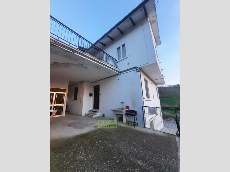 Appartamento in Vendita a Monsampietro Morico, 62'000€, 96 m²