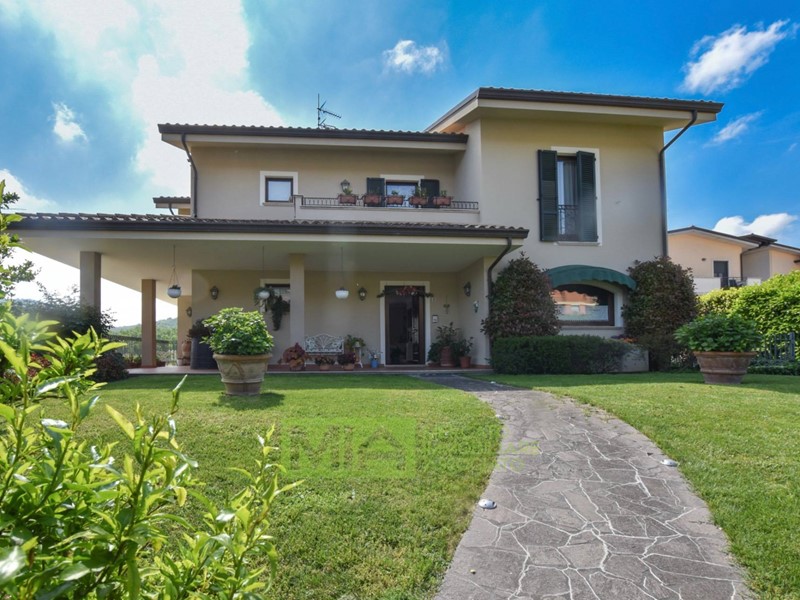 Villa in Vendita a Monterubbiano, 590'000€, 550 m²