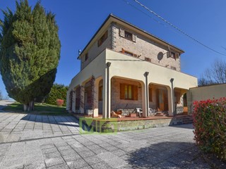Appartamento in Vendita a Smerillo, 315'000€, 310 m²