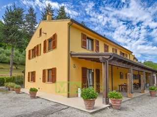 Rustico in Vendita a Ponzano di Fermo, 790'000€, 400 m²