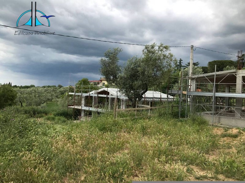 Villa in Vendita a Fara in Sabina, 180'000&euro;, 250 m²