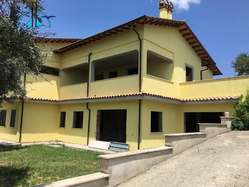 Villa in Vendita a Fara in Sabina, 142'000&euro;, 250 m²