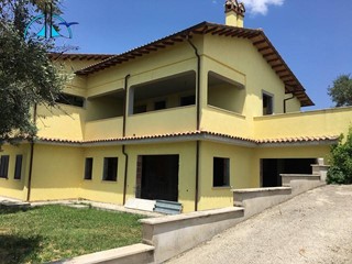 Villa in Vendita a Fara in Sabina, 142'000&euro;, 250 m²