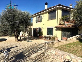 Villa in Vendita a Fara in Sabina, 410'000&euro;, 250 m²