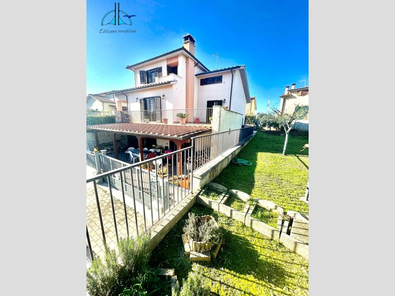 Villa in Vendita a Fara in Sabina, 479'000&euro;, 300 m²