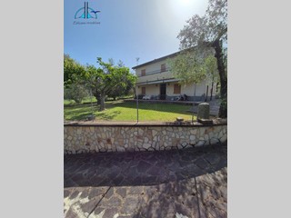 Villa in Vendita a Fara in Sabina, 232'000&euro;, 200 m²