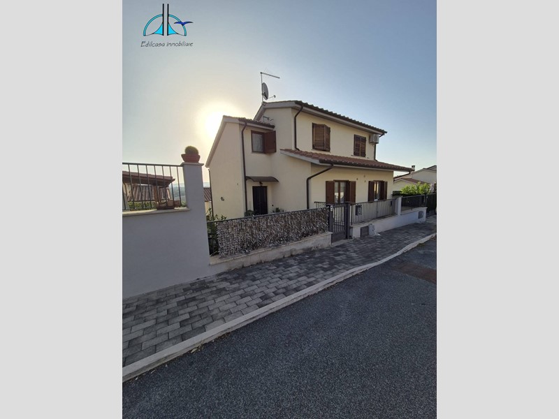 Appartamento in Vendita a Fara in Sabina, 275'000&euro;, 178 m²