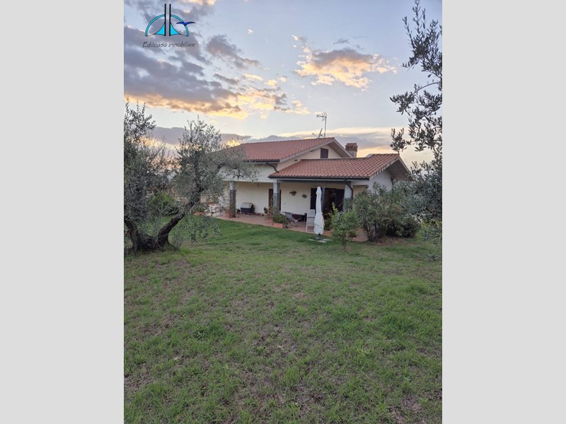 Villa in Vendita a Fara in Sabina, 419'000&euro;, 350 m²