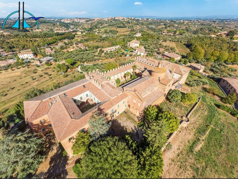 Immobile commerciale in Vendita a Siena, 6200 m²