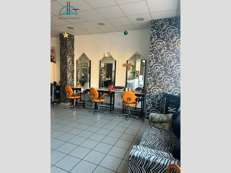 Immobile commerciale in Vendita a Fara in Sabina, 105'000&euro;, 65 m²