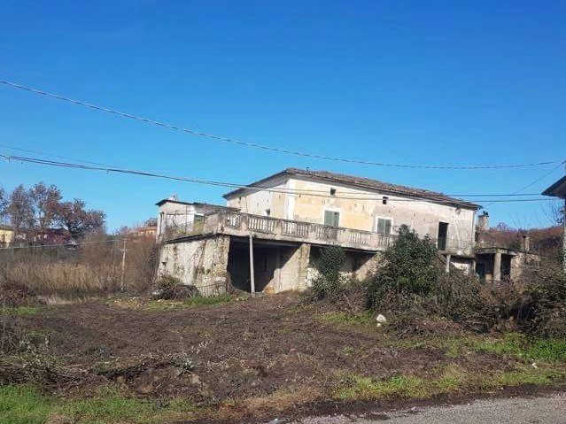 Villa in Vendita a Cassino, 250'000€, 694 m²