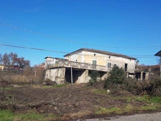 Villa in Vendita a Cassino, 250'000€, 694 m²